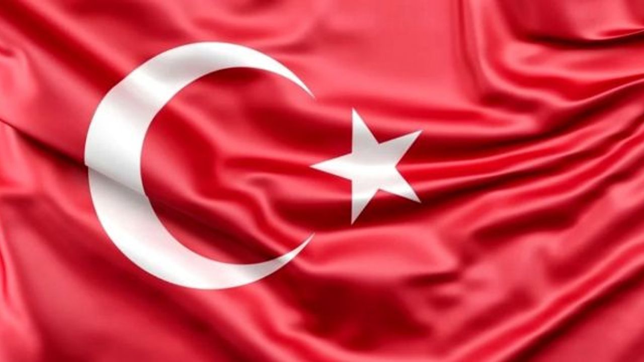 Erdoğan 'Dünyanın en büyük Türk bayrağını' göndere çekti